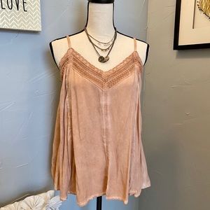 KNOX ROSE FEMININE BOHO TOP. SIZE L. Rose Color.